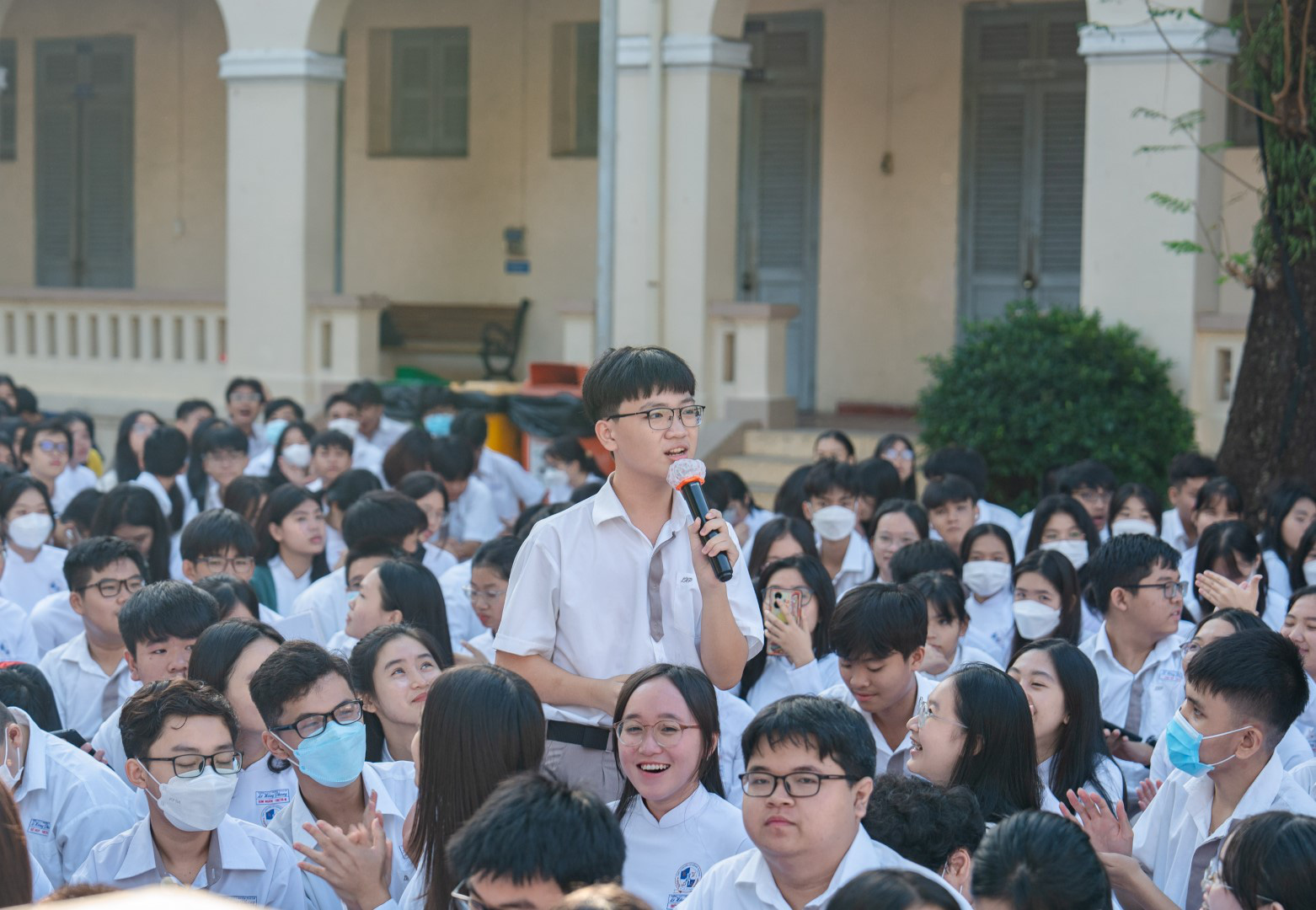 Học sinh trường THPT Chuyên Lê Hồng Phong (TP.HCM) trao đổi với Ban tổ chức cuộc thi. Ảnh: Đ.H