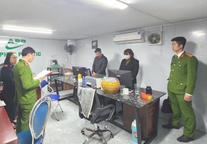  Cơ quan điều tra thi hành lệnh bắt các bị can Nguyễn Trung Kiên và Vũ Thị Oanh. 
