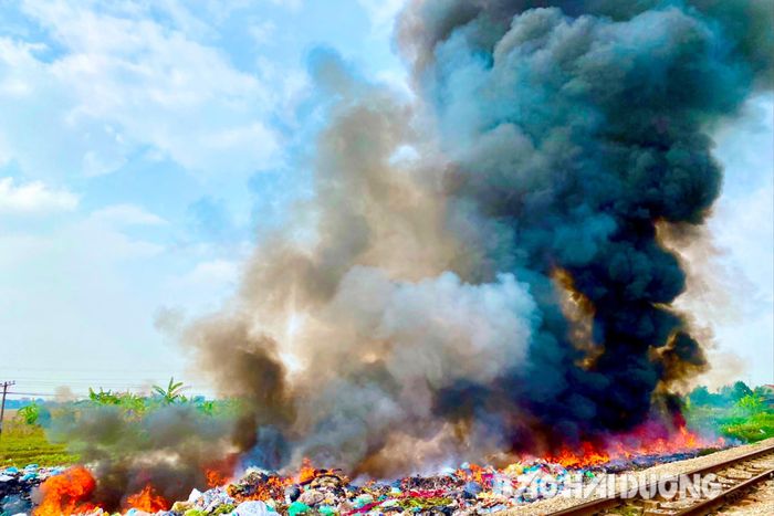 Cột khói cao hàng chục mét gây ô nhiễm môi trường