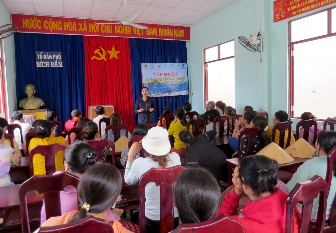 Người dân tổ dân phố Bích Đầm (phường Vĩnh Nguyên, TP. Nha Trang) tham gia lớp tập huấn.