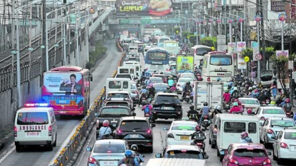 Một cuộc khảo sát cho thấy những người tham gia giao thông ở Metro Manila chỉ đạt tốc độ trung bình 19 km/giờ trong giờ cao điểm vào năm ngoái. Vào ngày 4/1 năm nay, tình trạng này vẫn tiếp diễn. (Nguồn: Philippine Daily Inquirer)