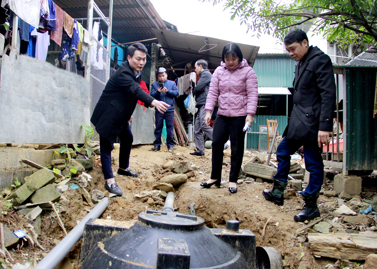 Lãnh đạo Trung tâm Nước sinh hoạt và Vệ sinh môi trường nông thôn và UBND xã Phương Thiện (thành phố Hà Giang) nghiệm thu công trình xử lý nước thải hộ gia đình.