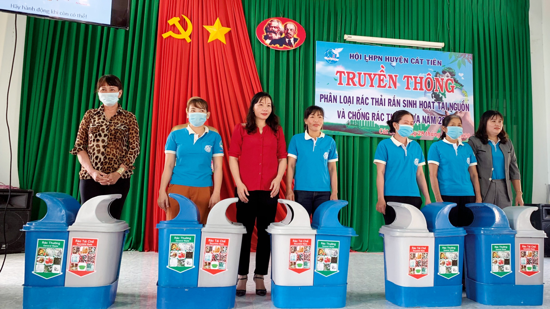 Cấp thùng rác cho mô hình phân loại rác thải sinh hoạt tại nguồn do Hội Liên hiệp Phụ nữ huyện Cát Tiên tổ chức