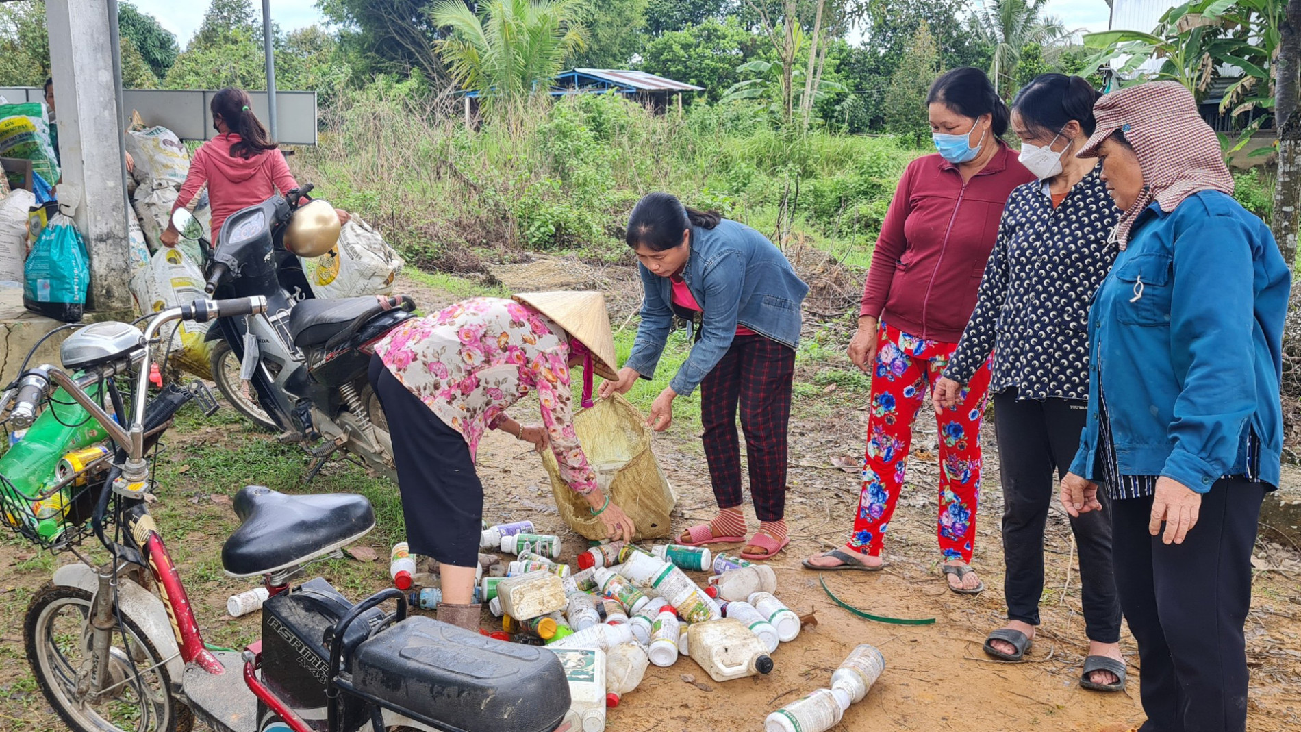 Thu gom bao bì hóa chất bảo vệ thực vật sau sử dụng đổi lấy quà tặng tại huyện Đạ Tẻh