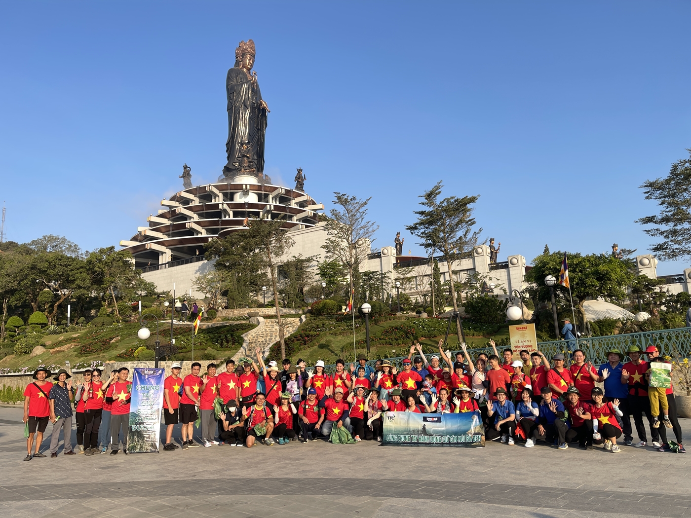 Hàng trăm tình nguyện viên chung tay làm sạch cảnh quan Núi Bà Đen, Tây Ninh