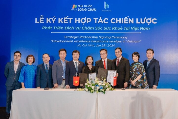 Lễ ký kết hợp tác chiến lược giữa  FPT Long Châu và Tập đoàn IHH Healthcare Singapore.
