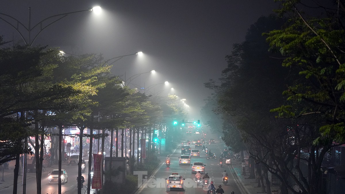Không khí về đêm ở Hà Nội mù mịt trong lớp sương dày đặc, mờ ảo như Sapa ảnh 1