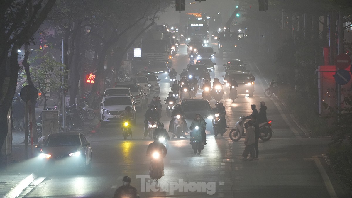 Không khí về đêm ở Hà Nội mù mịt trong lớp sương dày đặc, mờ ảo như Sapa ảnh 2