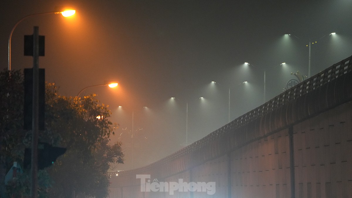 Không khí về đêm ở Hà Nội mù mịt trong lớp sương dày đặc, mờ ảo như Sapa ảnh 3