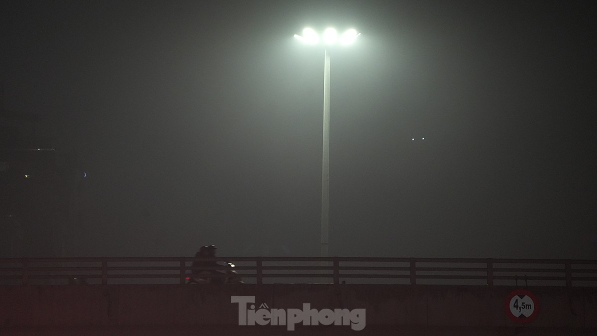 Không khí về đêm ở Hà Nội mù mịt trong lớp sương dày đặc, mờ ảo như Sapa ảnh 4