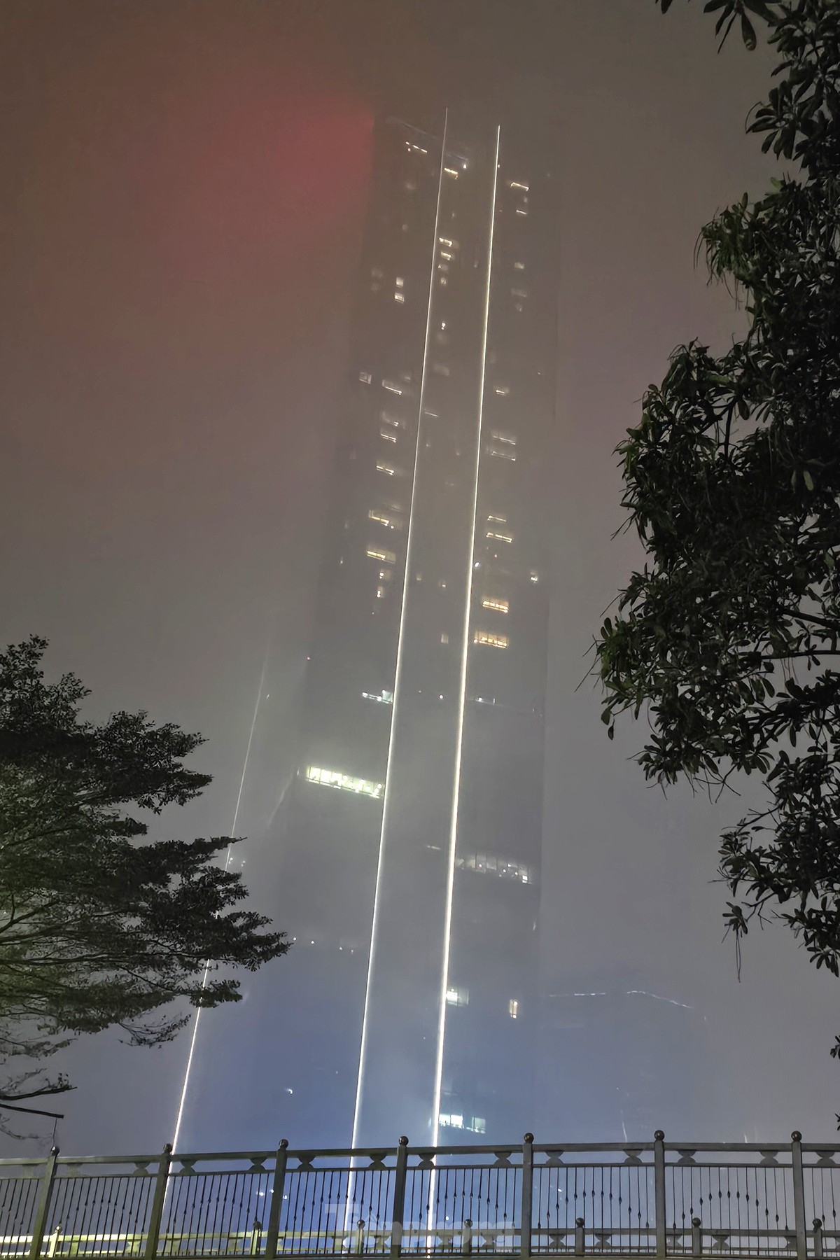 Không khí về đêm ở Hà Nội mù mịt trong lớp sương dày đặc, mờ ảo như Sapa ảnh 5