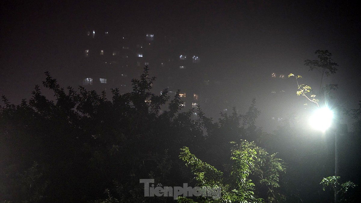 Không khí về đêm ở Hà Nội mù mịt trong lớp sương dày đặc, mờ ảo như Sapa ảnh 6