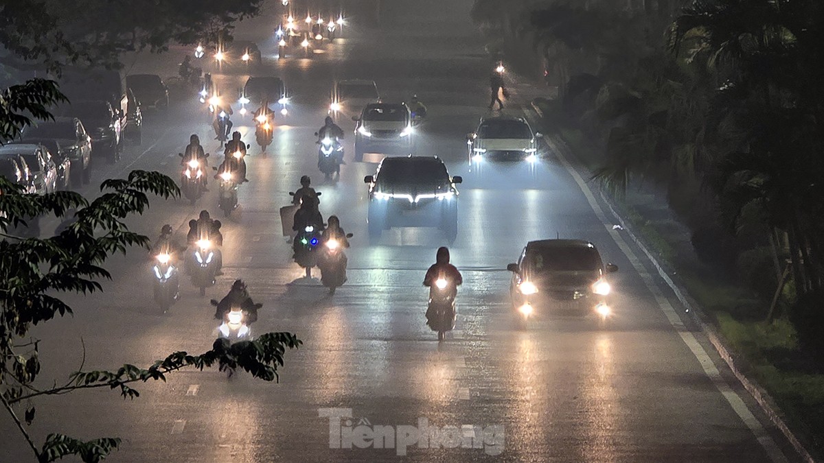 Không khí về đêm ở Hà Nội mù mịt trong lớp sương dày đặc, mờ ảo như Sapa ảnh 7
