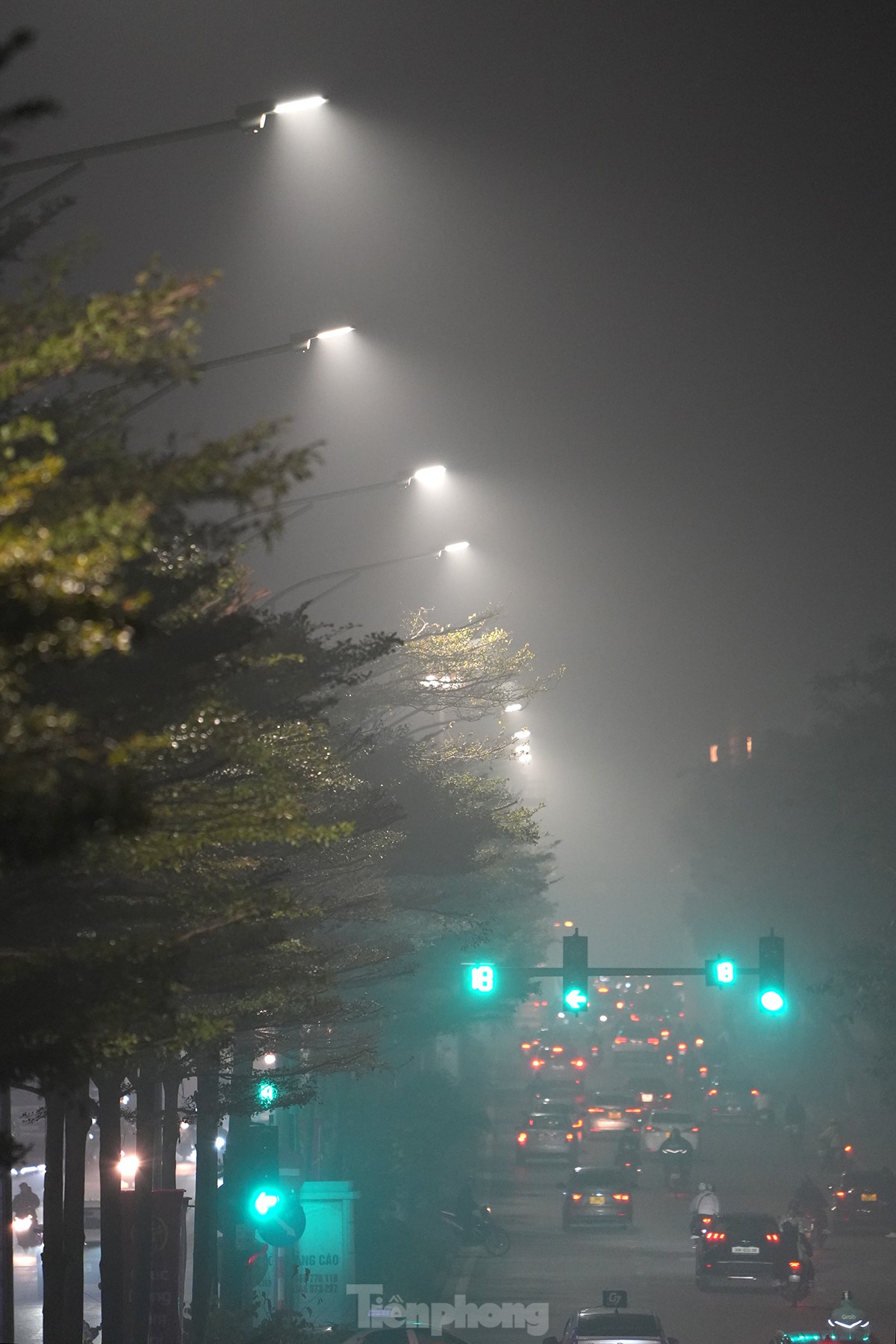 Không khí về đêm ở Hà Nội mù mịt trong lớp sương dày đặc, mờ ảo như Sapa ảnh 9