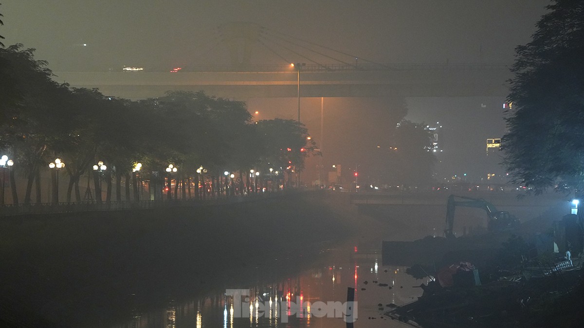 Không khí về đêm ở Hà Nội mù mịt trong lớp sương dày đặc, mờ ảo như Sapa ảnh 10