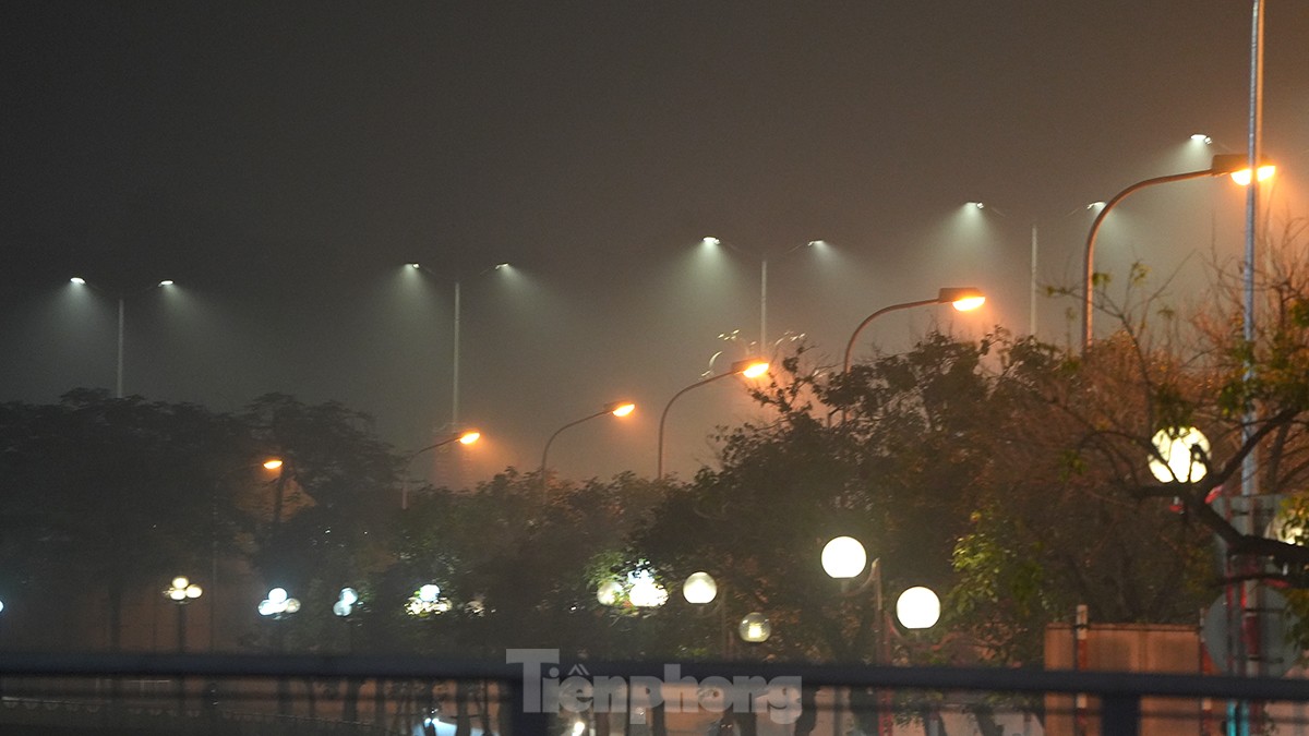 Không khí về đêm ở Hà Nội mù mịt trong lớp sương dày đặc, mờ ảo như Sapa ảnh 11