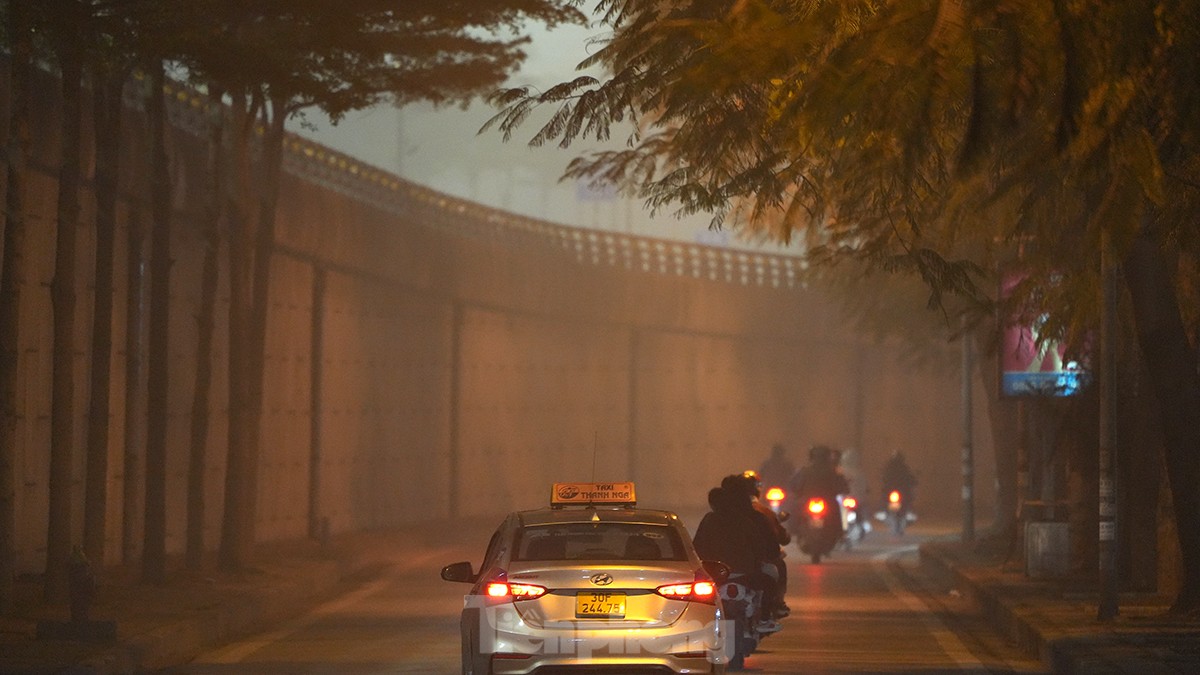 Không khí về đêm ở Hà Nội mù mịt trong lớp sương dày đặc, mờ ảo như Sapa ảnh 12