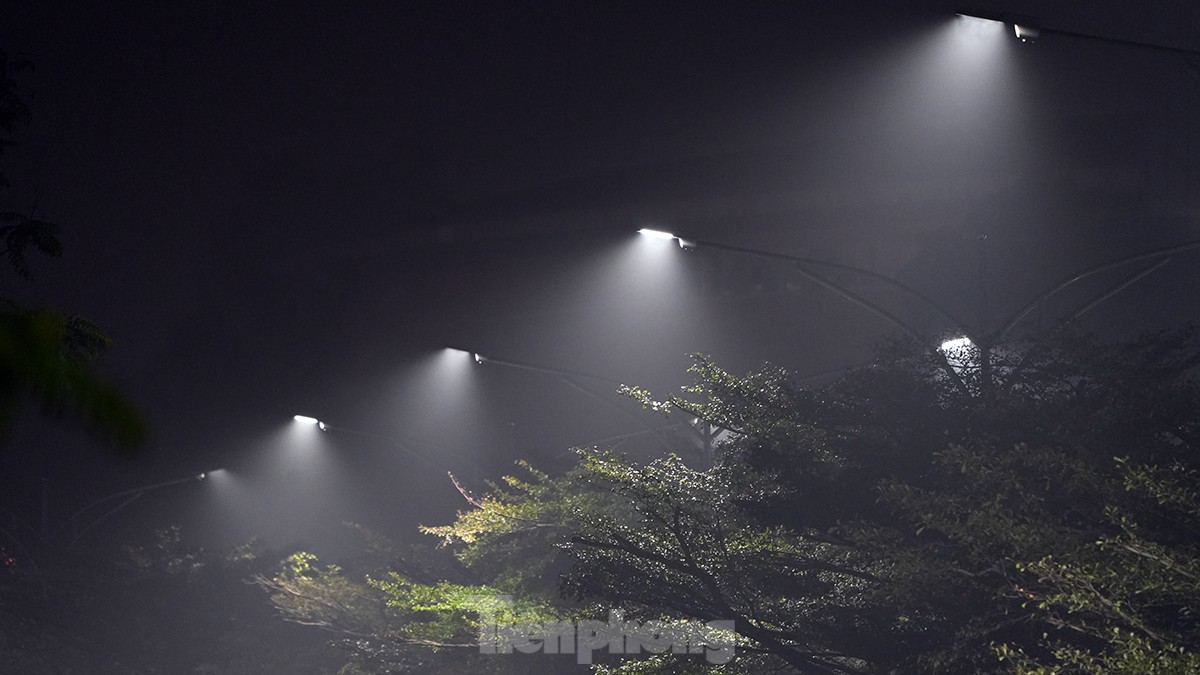 Không khí về đêm ở Hà Nội mù mịt trong lớp sương dày đặc, mờ ảo như Sapa ảnh 13