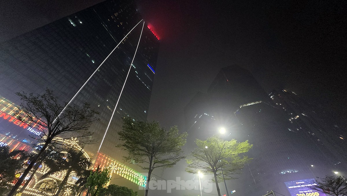 Không khí về đêm ở Hà Nội mù mịt trong lớp sương dày đặc, mờ ảo như Sapa ảnh 14
