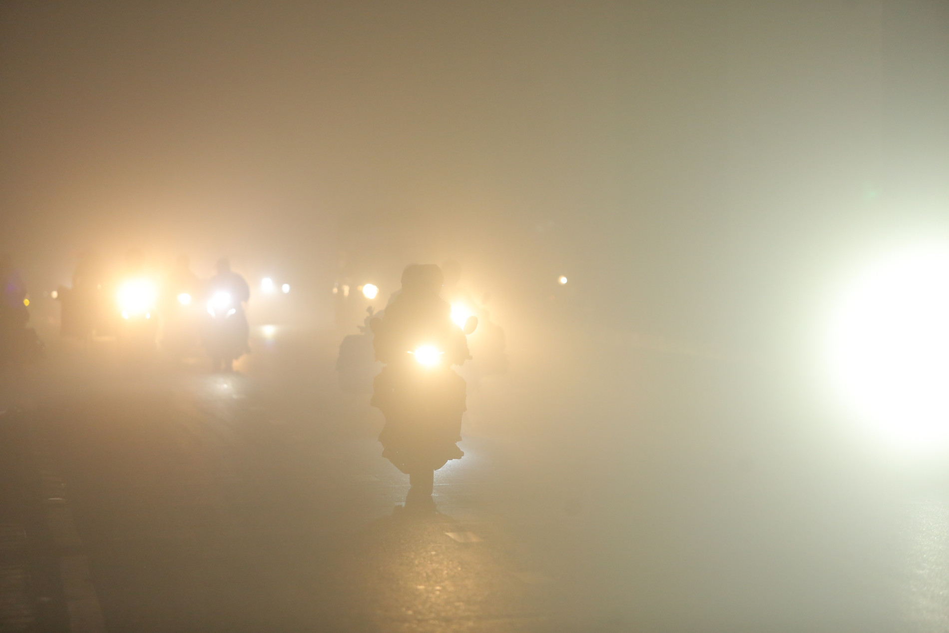 Bầu trời Hà Nội trắng xóa sương mù, bụi mịn, ô nhiễm không khí thứ 1 thế giới- Ảnh 3.
