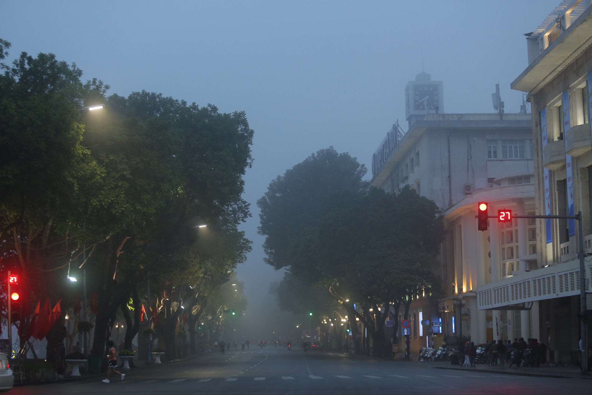 Bầu trời Hà Nội trắng xóa sương mù, bụi mịn, ô nhiễm không khí thứ 1 thế giới- Ảnh 6.