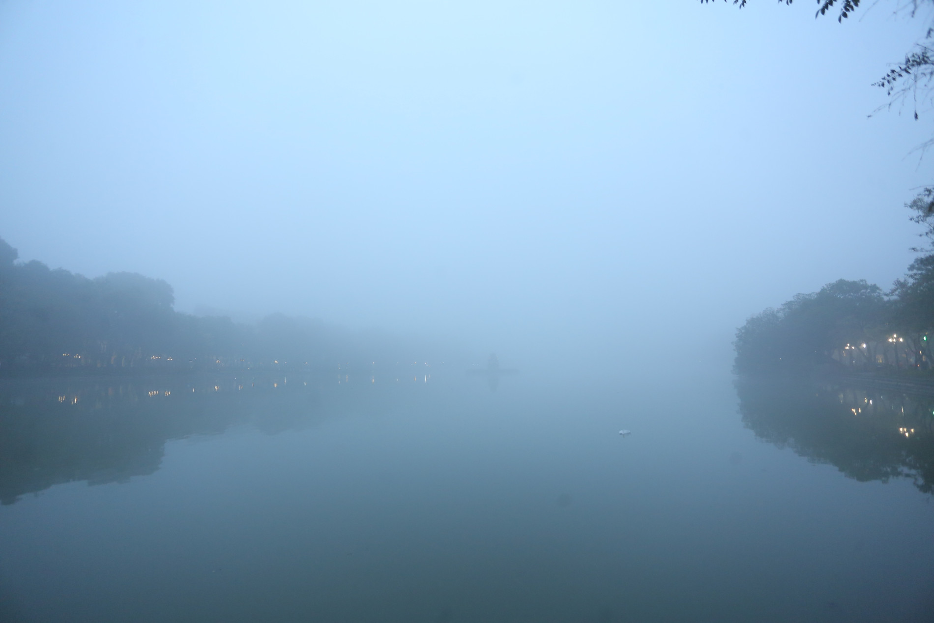 Bầu trời Hà Nội trắng xóa sương mù, bụi mịn, ô nhiễm không khí thứ 1 thế giới- Ảnh 7.