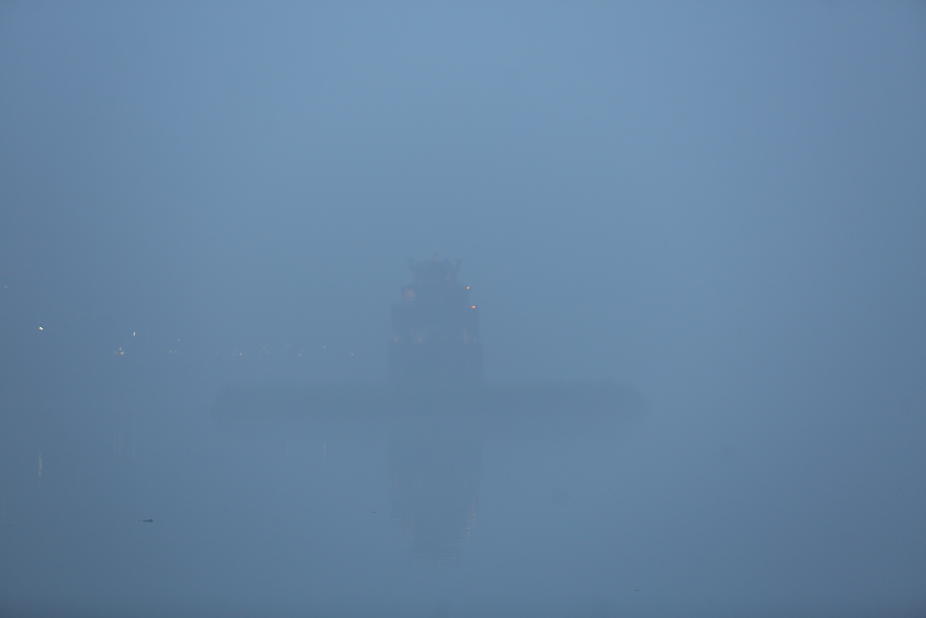 Bầu trời Hà Nội trắng xóa sương mù, bụi mịn, ô nhiễm không khí thứ 1 thế giới- Ảnh 9.