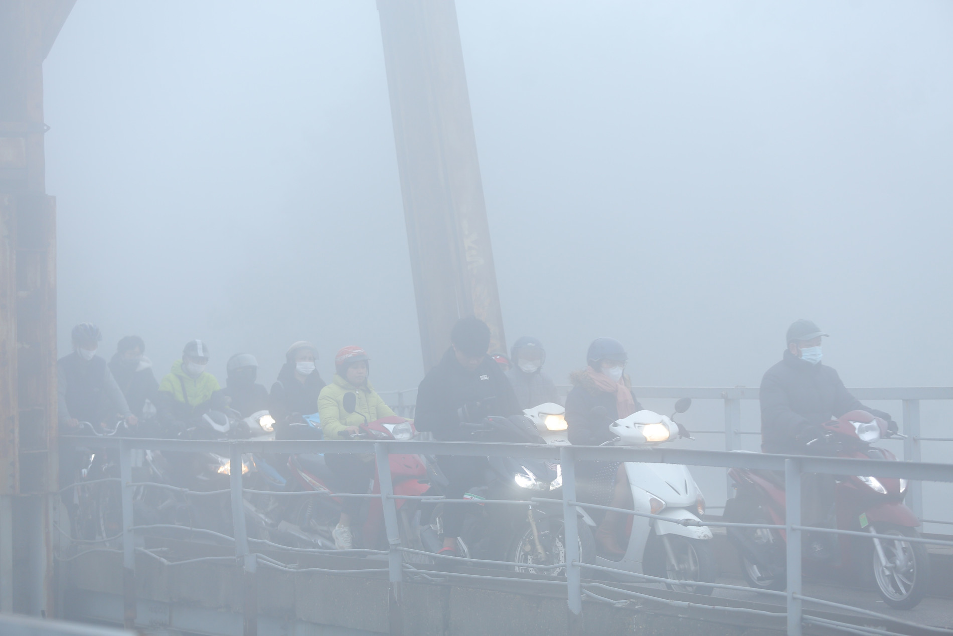 Bầu trời Hà Nội trắng xóa sương mù, bụi mịn, ô nhiễm không khí thứ 1 thế giới- Ảnh 10.