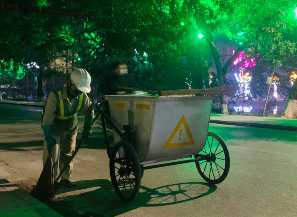 Những chuyến xe gom rác đêm của công nhân vệ sinh môi trường