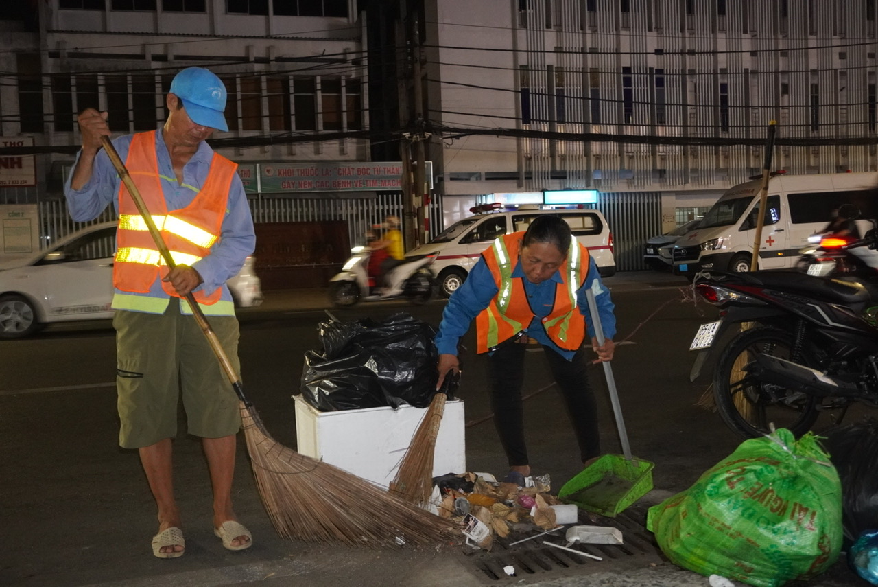 Tết đến, công nhân vệ sinh môi trường ‘gồng mình’ tăng ca dọn rác- Ảnh 1.