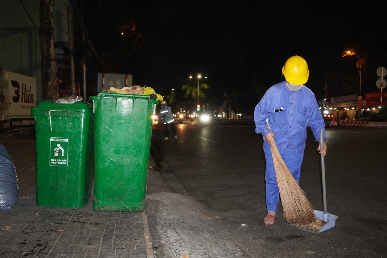 Tết đến, công nhân vệ sinh môi trường ‘gồng mình’ tăng ca dọn rác- Ảnh 4.