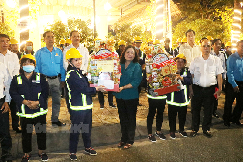 Quyền Bí thư Tỉnh ủy - Chủ tịch HĐND tỉnh Hồ Thị Hoàng Yến tặng quà công nhân Công ty cổ phần Công trình đô thị Bến Tre.