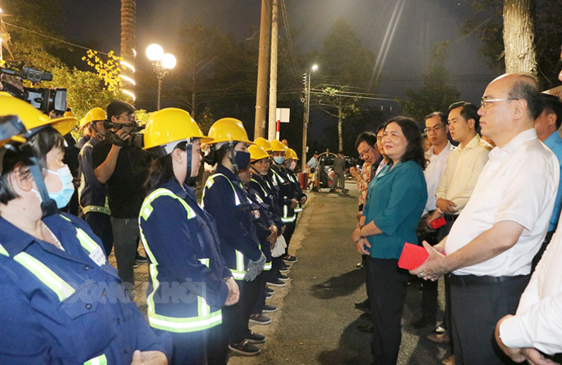 Quyền Bí thư Tỉnh ủy - Chủ tịch HĐND tỉnh Hồ Thị Hoàng Yến chúc công nhân vệ sinh môi trường một năm mới vui vẻ và hạnh phúc.