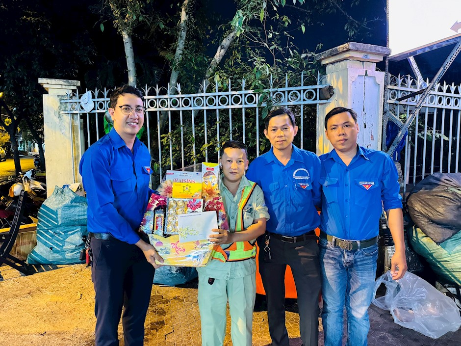 Quận Tân Bình: Trao quà đến công nhân vệ sinh môi trường đêm 30 Tết