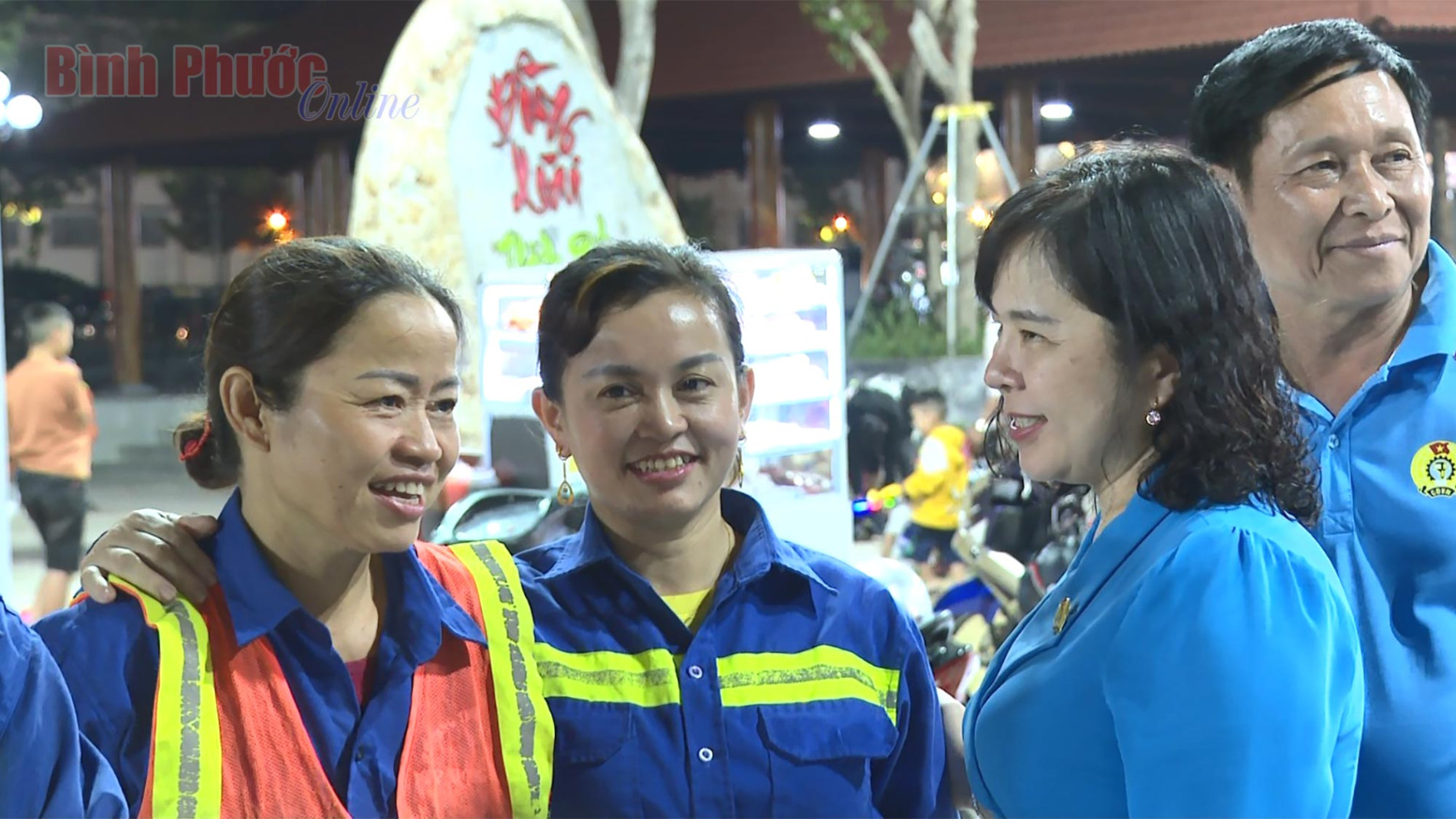 Liên đoàn Lao động tỉnh Bình Phước tặng quà công nhân vệ sinh môi trường trong đêm giao thừa