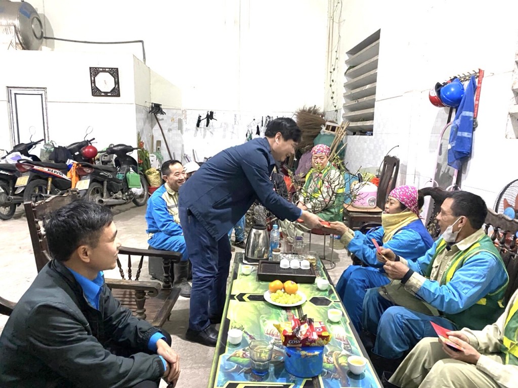 Lãnh đạo LĐLĐ huyện Gia Lâm động viên công nhân môi trường làm việc đêm Giao thừa
