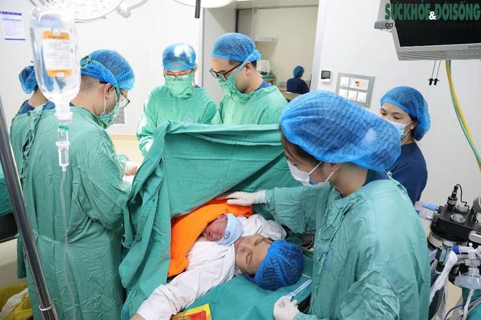 E kip y bác sĩ Bệnh viện Phụ sản Trung ương đón 'em bé rồng' chào đời đúng vào thời khắc Giao Thừa Tết Giáp Thìn .