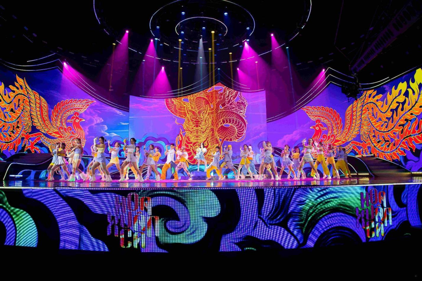 Sân khấu Hoa xuân ca thiết kế đậm chất dân gian đương đại, mang đến đại nhạc hội rực rỡ sắc màu - Ảnh: CTV