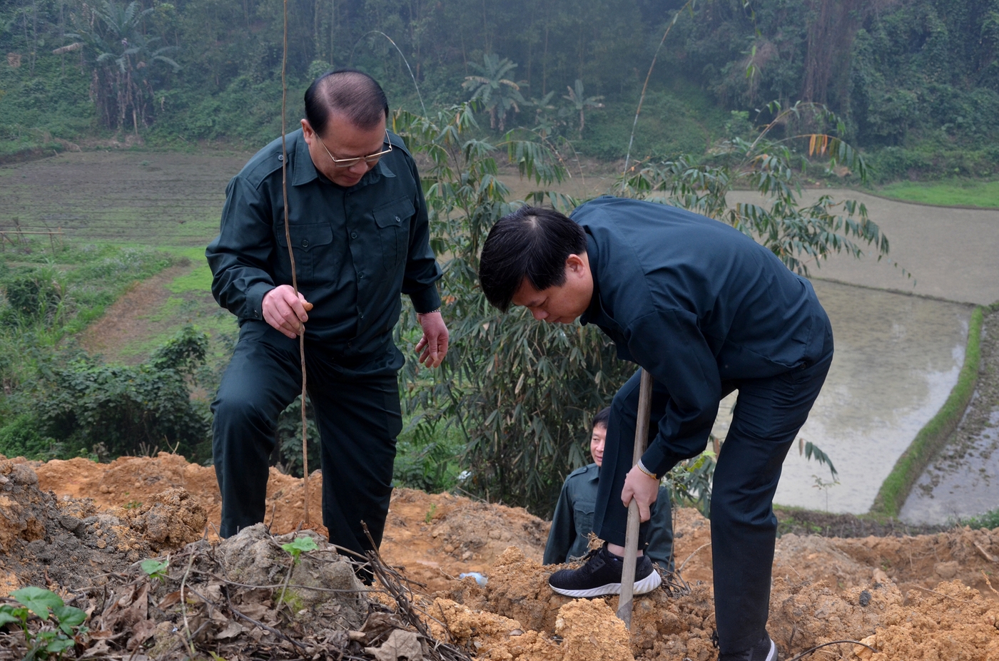 Đồng chí Hoàng Nguyễn Việt, Chủ tịch UBND huyện Chợ Mới trồng cây xanh tại khuôn viên của Khu công nghiệp Thanh Bình.