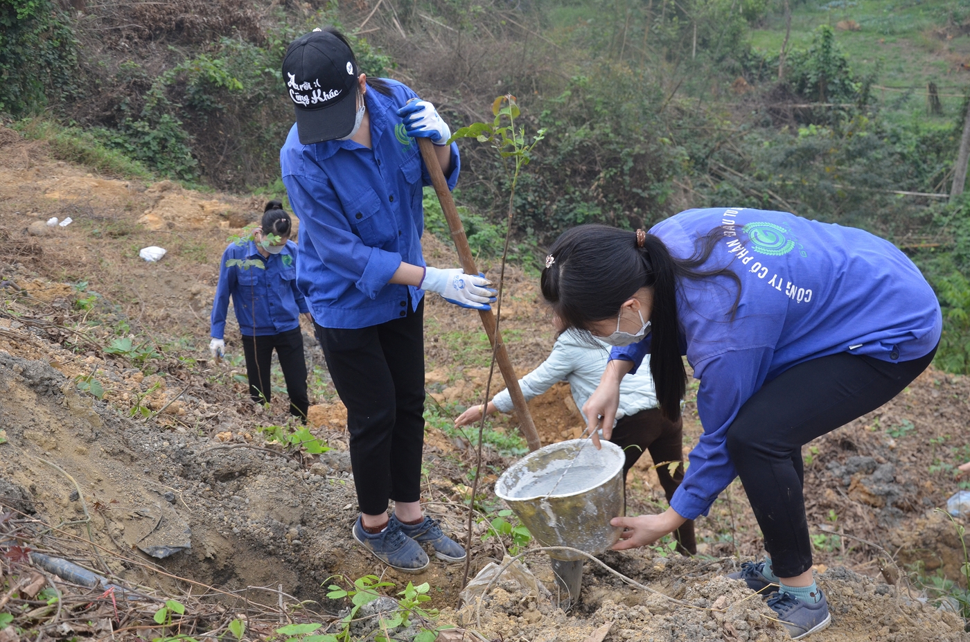 Người lao động tại Khu công nghiệp Thanh Bình hào hứng với hoạt động Tết trồng cây.