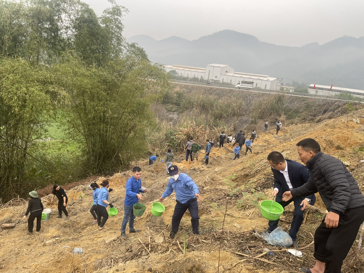 Hàng trăm công nhân, người lao động của Khu công nghiệp Thanh Bình cùng hưởng ứng Tết trồng cây.