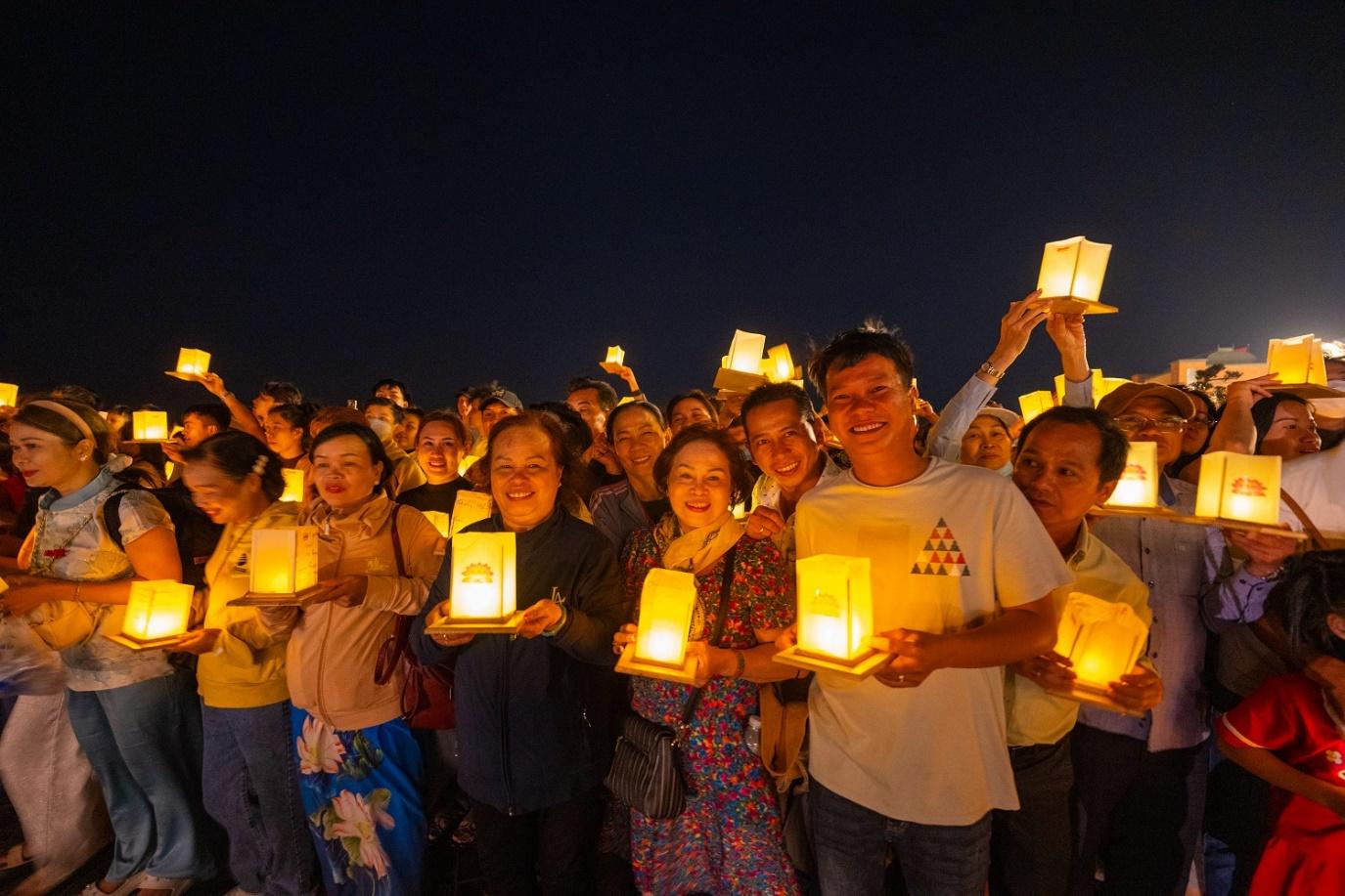 Lễ dâng đăng đầu năm mới Giáp Thìn trên núi Bà Đen, Tây Ninh hút hàng trăm ngàn du khách tham dự