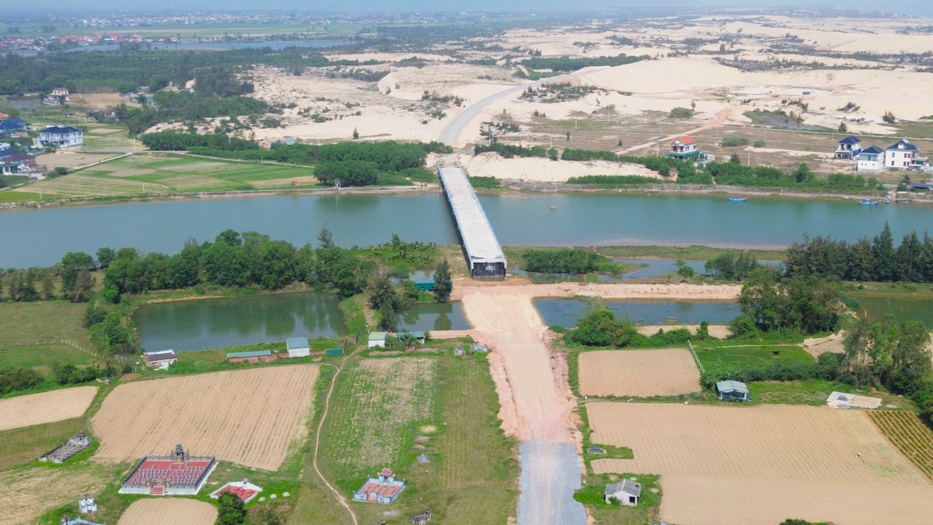 Hình ảnh đường ven biển hơn 2.200 tỷ đồng đang xây dựng qua Quảng Bình