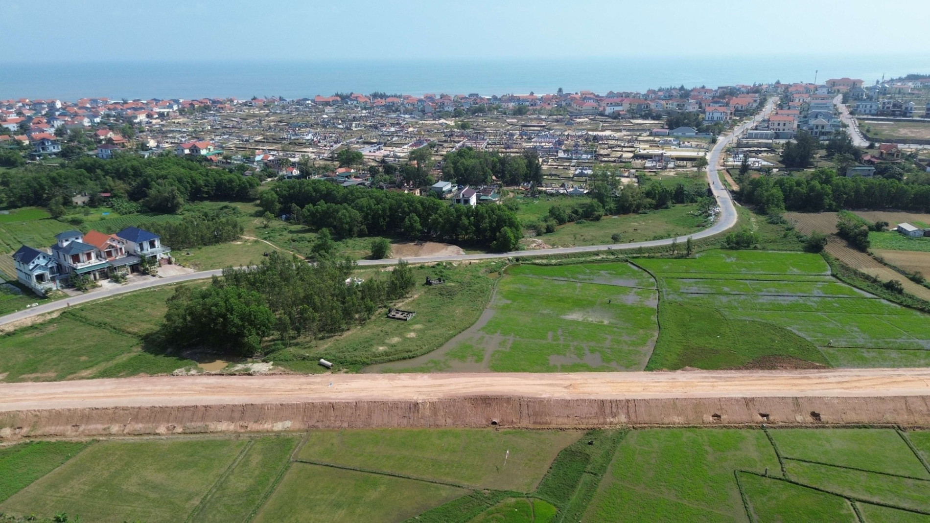 Hình ảnh đường ven biển hơn 2.200 tỷ đồng đang xây dựng qua Quảng Bình