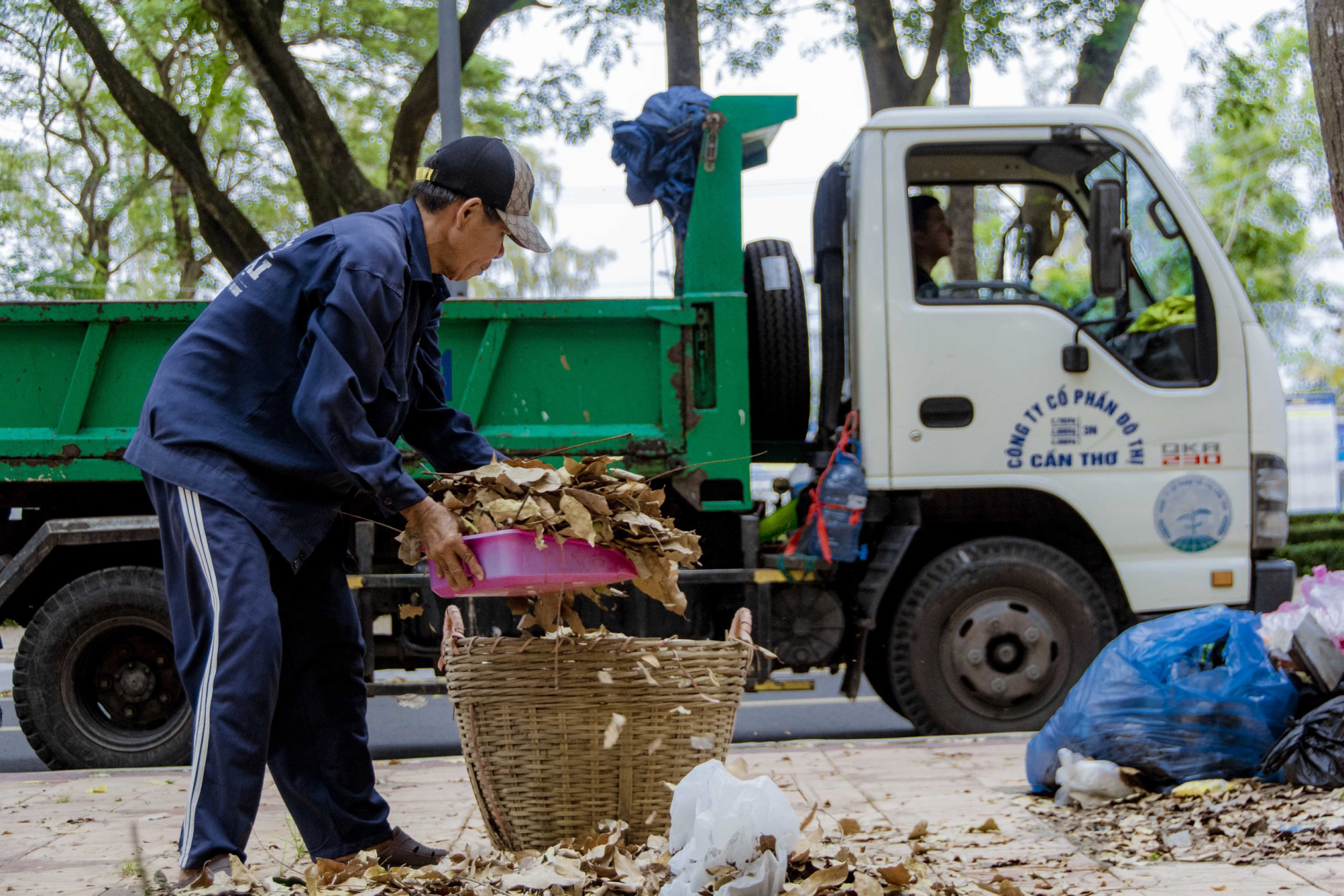 Không kể nắng, mưa, đêm, ngày, những người công nhân quét rác vẫn cặm cụi làm việc, góp phần giúp cho bộ mặt đô thị sạch đẹp. Ảnh: Văn Dương