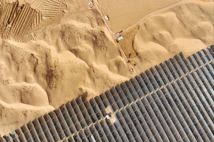 Các tấm pin mặt trời tại Cơ sở năng lượng mới sa mạc Ninh Hạ, một trong những cơ sở năng lượng tái tạo ở Tây Bắc Trung Quốc. (Ảnh: SCMP)