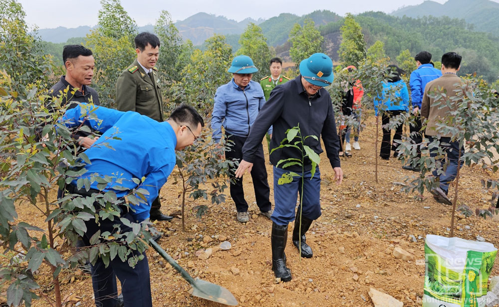 Huyện đoàn Đồng Hỷ phối hợp với Hạt Kiểm lâm huyện trồng cây tại hồ Văn Hán, xã Văn Hán (Đồng Hỷ).