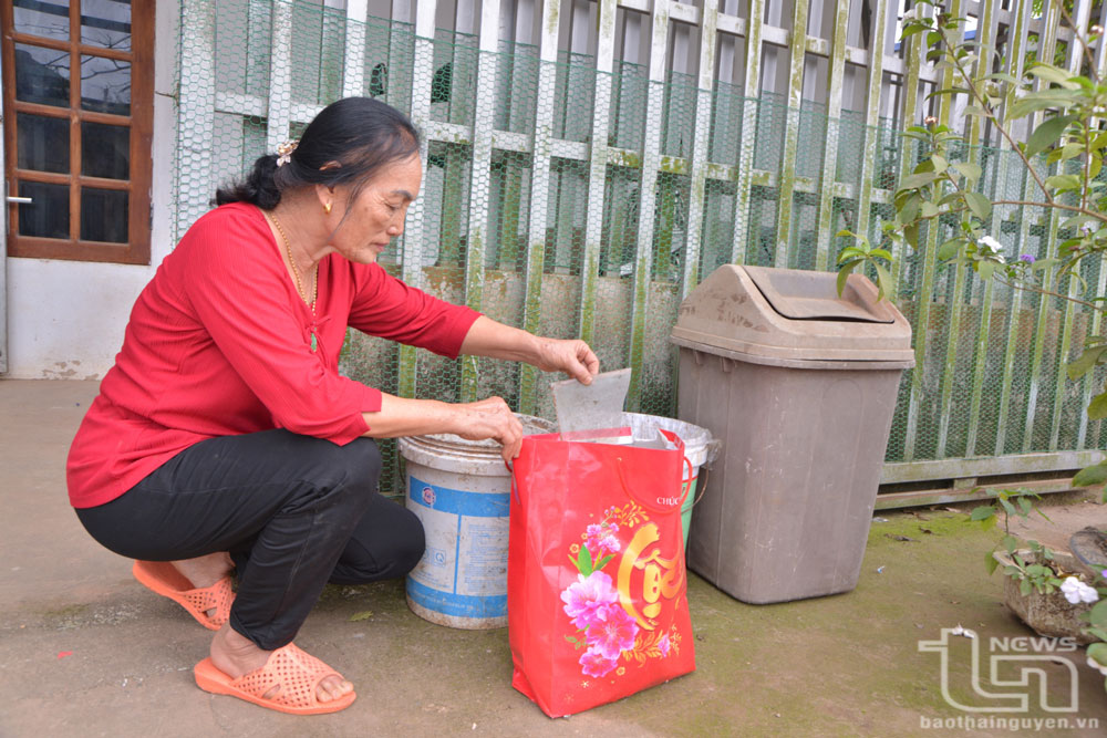 Bà Lương Thị Mạnh, ở xóm Rừng Lâm, xã Bản Ngoại, luôn có ý thức phân loại rác thải tại gia đình.