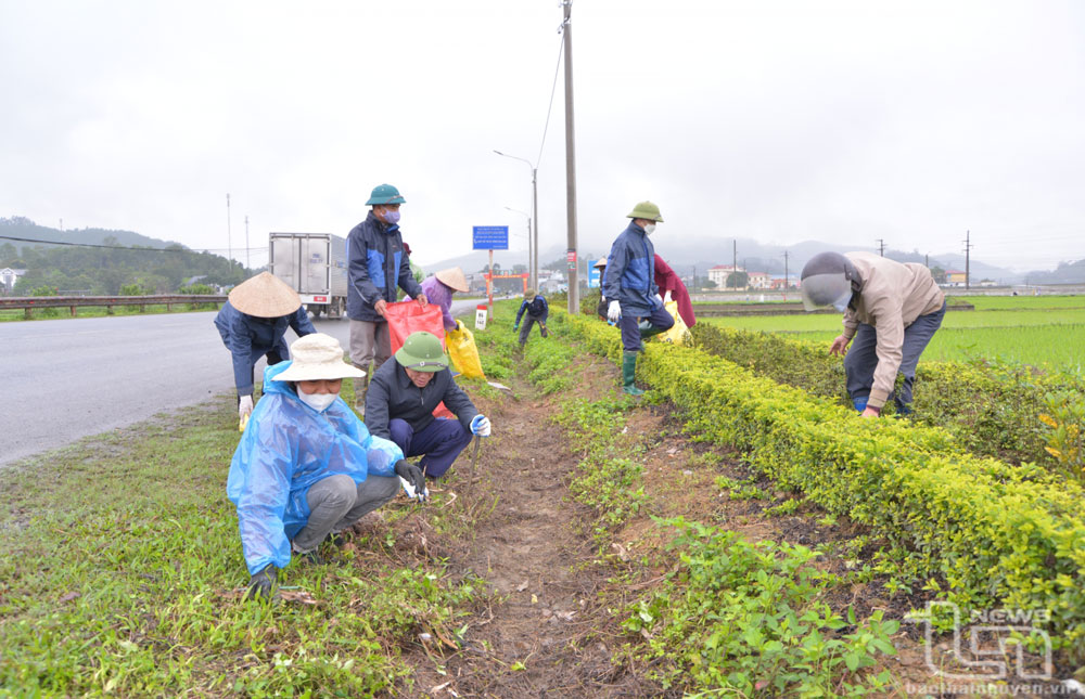 Cán bộ và người dân xã Cù Vân vệ sinh môi trường trên tuyến Quốc lộ 37 đoạn qua xã.