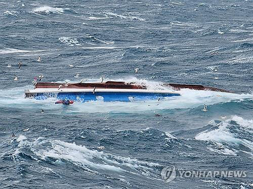 Tàu cá bị lật ngoài khơi đảo Jeju, Hàn Quốc ngày 1-3 - Ảnh: YONHAP